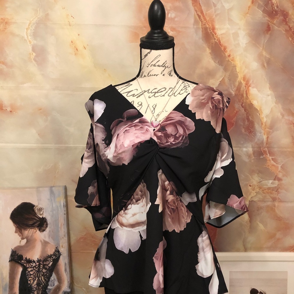 🥰New cold shoulder, ruffle sleeve blouse 🥰